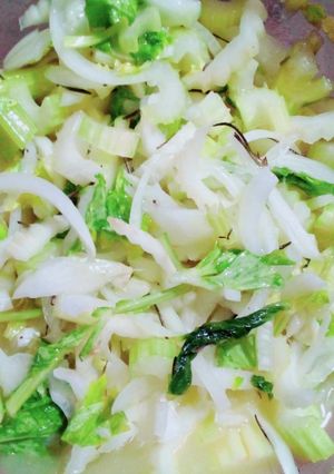 Una foto de Ensalada fresca de Apio y cebolla 😍