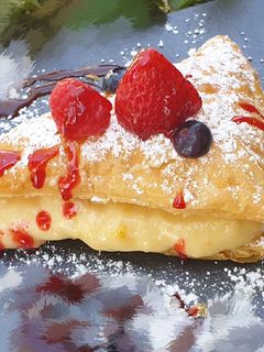 Una foto de Postre rápido de hojaldre y crema🍪