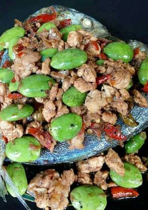 รูปของ ปลาทูราดสะตอผัดน้ำพริกกะปิไก่สับ