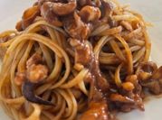 Una foto di linguine ai calamari