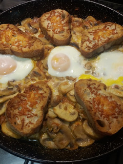 Una foto de Champiñones con huevos y pan tostado