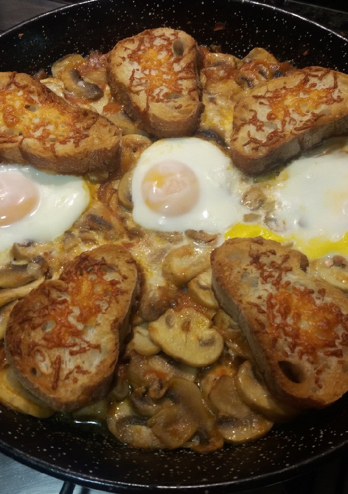 Una foto de Champiñones con huevos y pan tostado