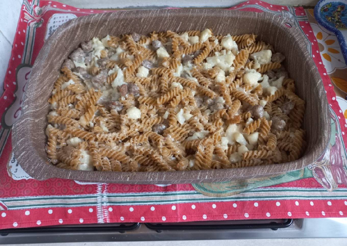 Pasta con cavolfiore e salsiccia al forno