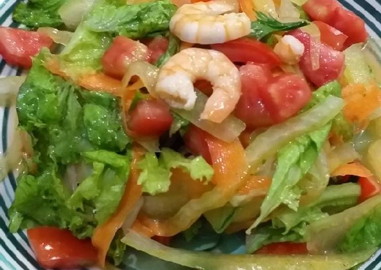 Vegetables salad with shrimp