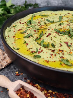 Una foto de Hummus de cilantro y jalapeño