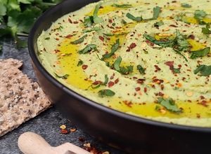 Una foto de Hummus de cilantro y jalapeño