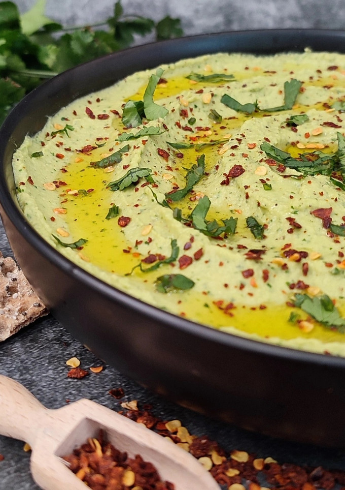 Una foto de Hummus de cilantro y jalapeño