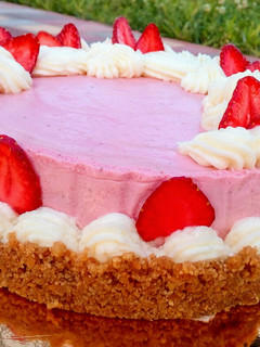 Eper-túró-bodza mousse torta recept fotója