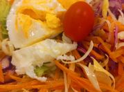 Una foto de ensalada de repollo morado mostaza