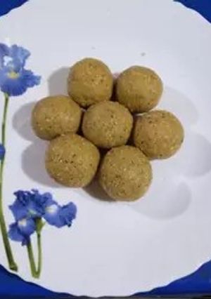 झटपट भूक लाडू (Instant Ladoo Recipe In Marathi) रेसिपी चे मुख्य फोटो