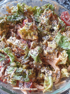 Una foto de Cheeseburger Salad (Ensalada de Hamburguesa)