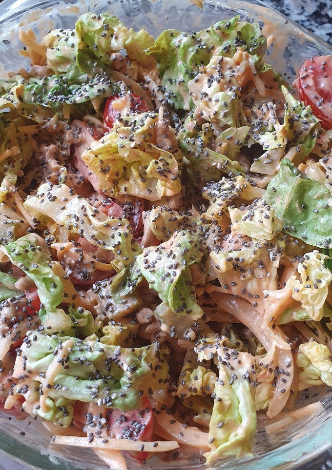 Una foto de Cheeseburger Salad (Ensalada de Hamburguesa)