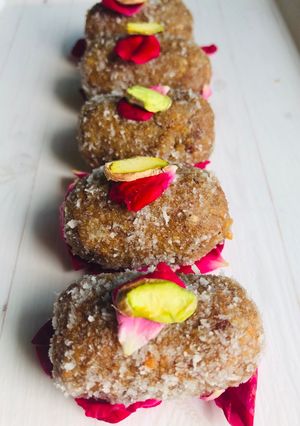 A picture of Coconut gulkand balls.