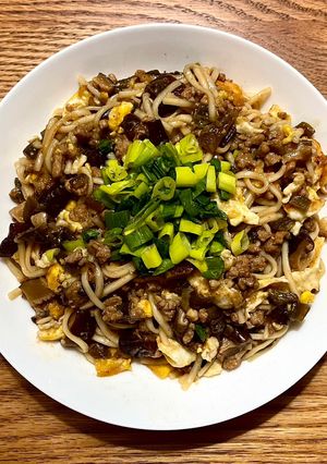 剝皮辣椒肉醬炒麵 的食譜成品照片