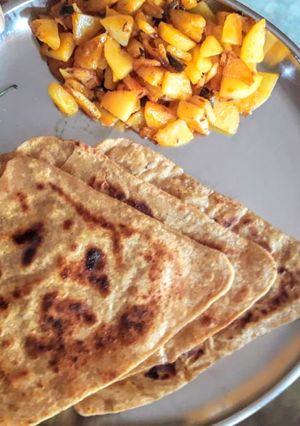 जीरा आलू भुजिया और पराठे (aloo jeera bhujia aur parathe recipe in Hindi) रेसिपी मुख्य फोटो