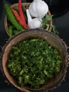 कोथिंबिरीचा ठेचा (kothimbiricha thecha recipe in marathi) रेसिपी चे मुख्य फोटो