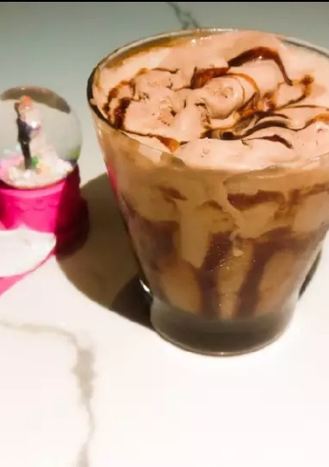 चॉकलेट शेक (Chocolate shake recipe in Hindi) रेसिपी मुख्य फोटो