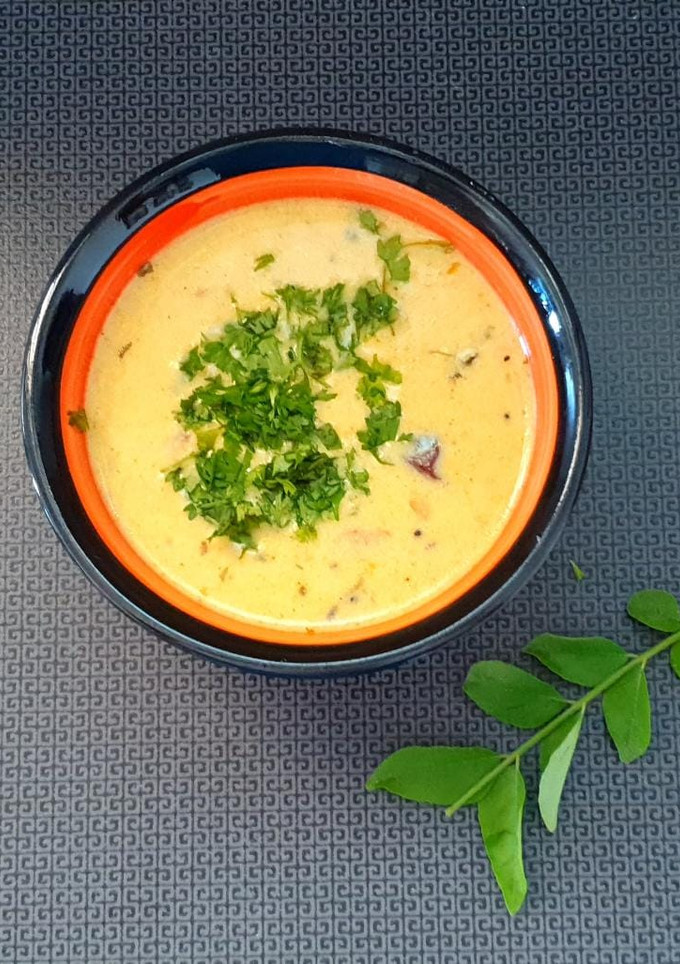 કાઠીયાવાડી ખાટી મીઠી કઢી (Kathiyawadi Khati Mithi Kadhi Recipe In Gujarati) રેસીપી મુખ્ય ફોટો