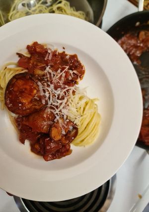 A picture of Spaghetti with roasted tomato and mushroom sauce.