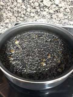 Una foto de Arroz negro con calamares