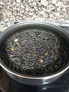 Una foto de Arroz negro con calamares