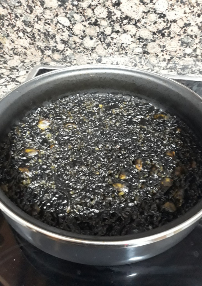 Una foto de Arroz negro con calamares
