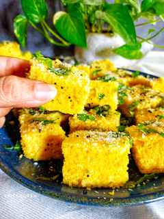ખમણ ઢોકળા (Khaman dhokla recipe in Gujarati) રેસીપી મુખ્ય ફોટો