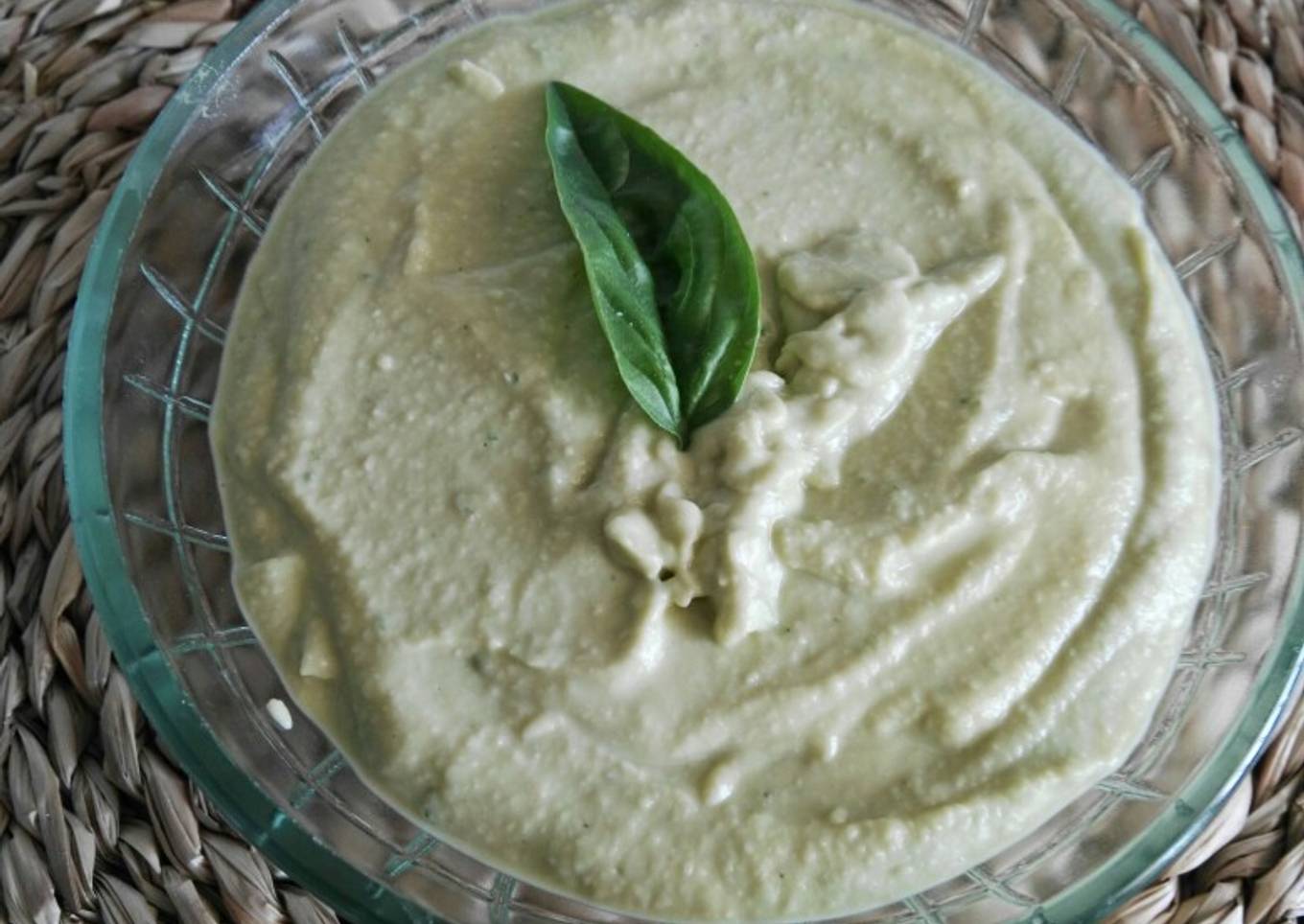 Hummus de aguacate y albahaca