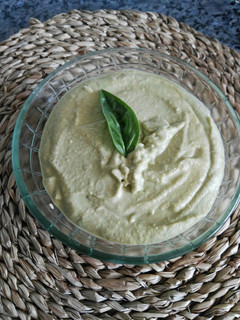 Una foto de Hummus de aguacate y albahaca