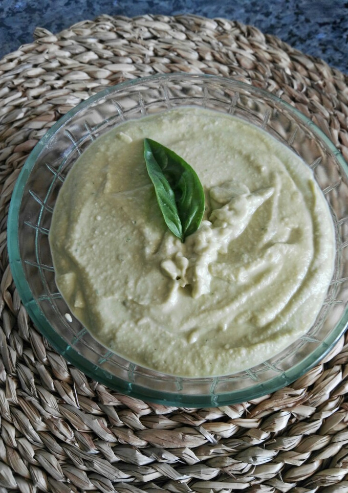 Una foto de Hummus de aguacate y albahaca
