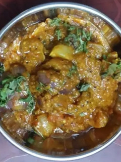 આખી ડુંગળી નું શાક (Akhi Dungli Shak Recipe In Gujarati) રેસીપી મુખ્ય ફોટો