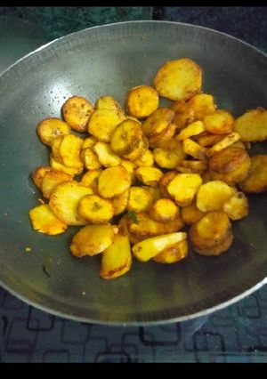 आलू की सूखी सब्‍जी  (aloo ki sukhi sabzi recipe in Hindi) रेसिपी मुख्य फोटो