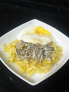 Una foto de Huevo estrellado con patatas y gulas del norte