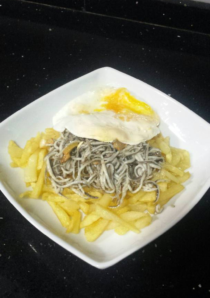 Una foto de Huevo estrellado con patatas y gulas del norte