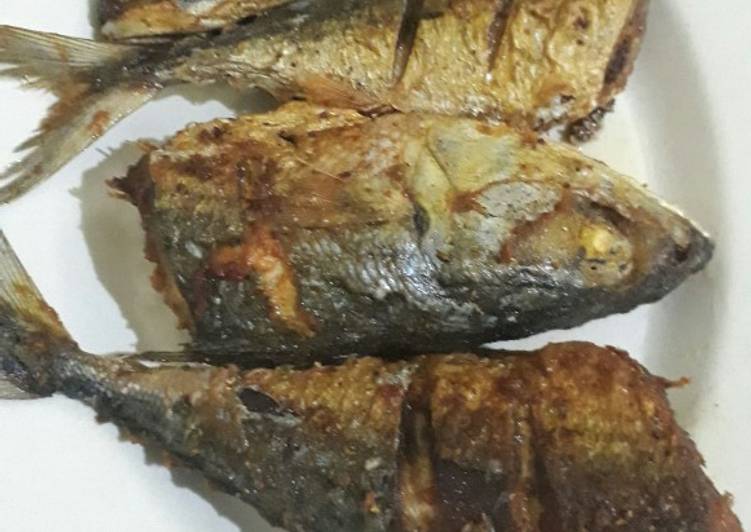 Resep Ikan Kembung Goreng (tips tidak meletus) Bikin Ngiler
