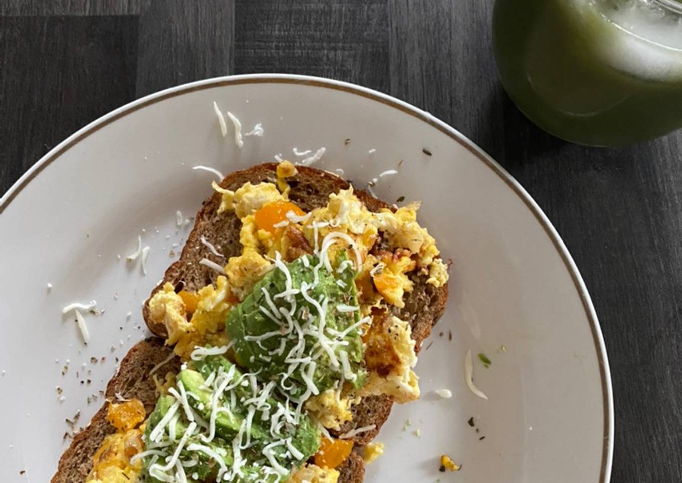 Tostadas de aguacate con huevos