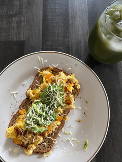 Una foto de Tostadas de aguacate con huevos