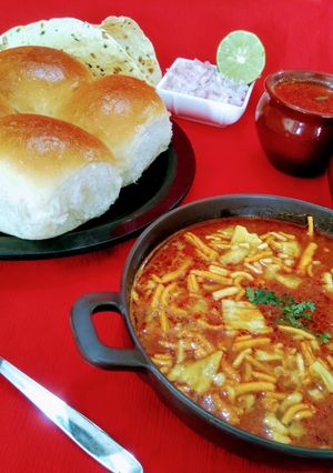 A picture of Misal pav.