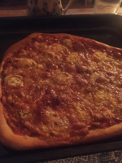 Una foto de Pizza casera 4 quesos