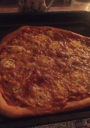 Una foto de Pizza casera 4 quesos