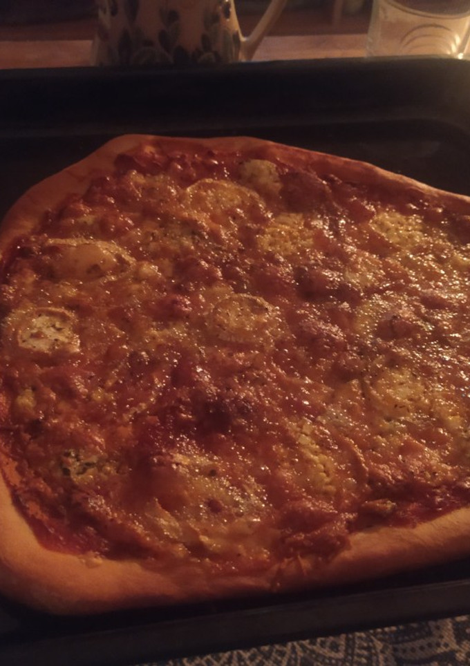 Una foto de Pizza casera 4 quesos