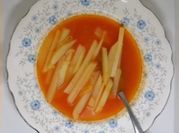 Una foto de sopa de pollo y puerro