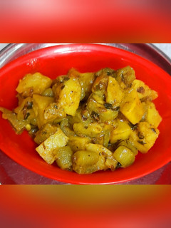 आलू परवल की सब्जी (aloo Parwal ki sabzi recipe in Hindi) रेसिपी मुख्य फोटो