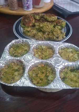 Una foto de Tortitas de brócoli y coliflor horneadas y doradas