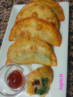 Una foto de Empanadillas de espinaca, queso, atún y ciruelas