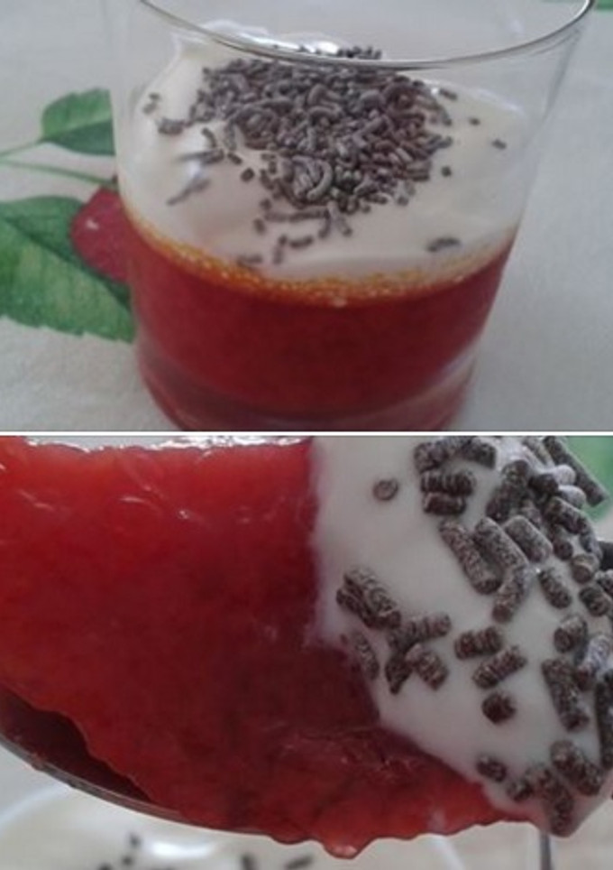 Una foto de Gelatina de naranja con yogurt griego