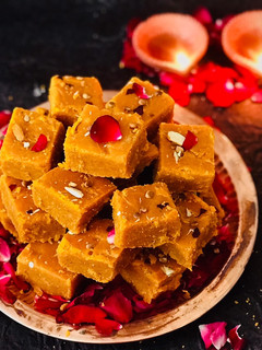 મોહન થાળ (Mohan Thal Recipe In Gujarati) રેસીપી મુખ્ય ફોટો