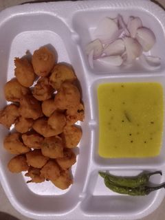 ચણાની દાળ ના ગોટા કઢી-(chana dal gota kadhi recipe in Gujarati) રેસીપી મુખ્ય ફોટો