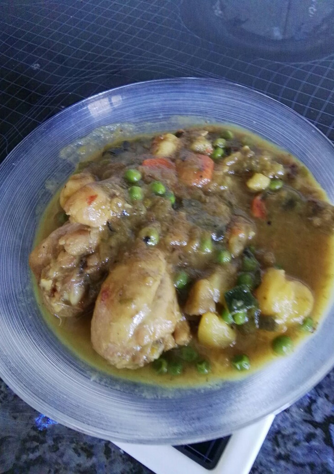 Una foto de Muslitos de pollo con verduras