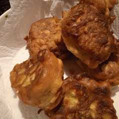 Una foto de Buñuelos de lechuga, perejil y cilantro
